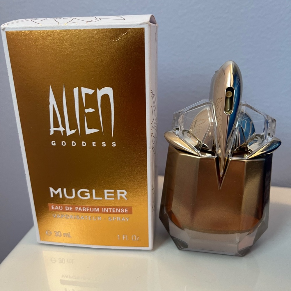Alien goddess intense